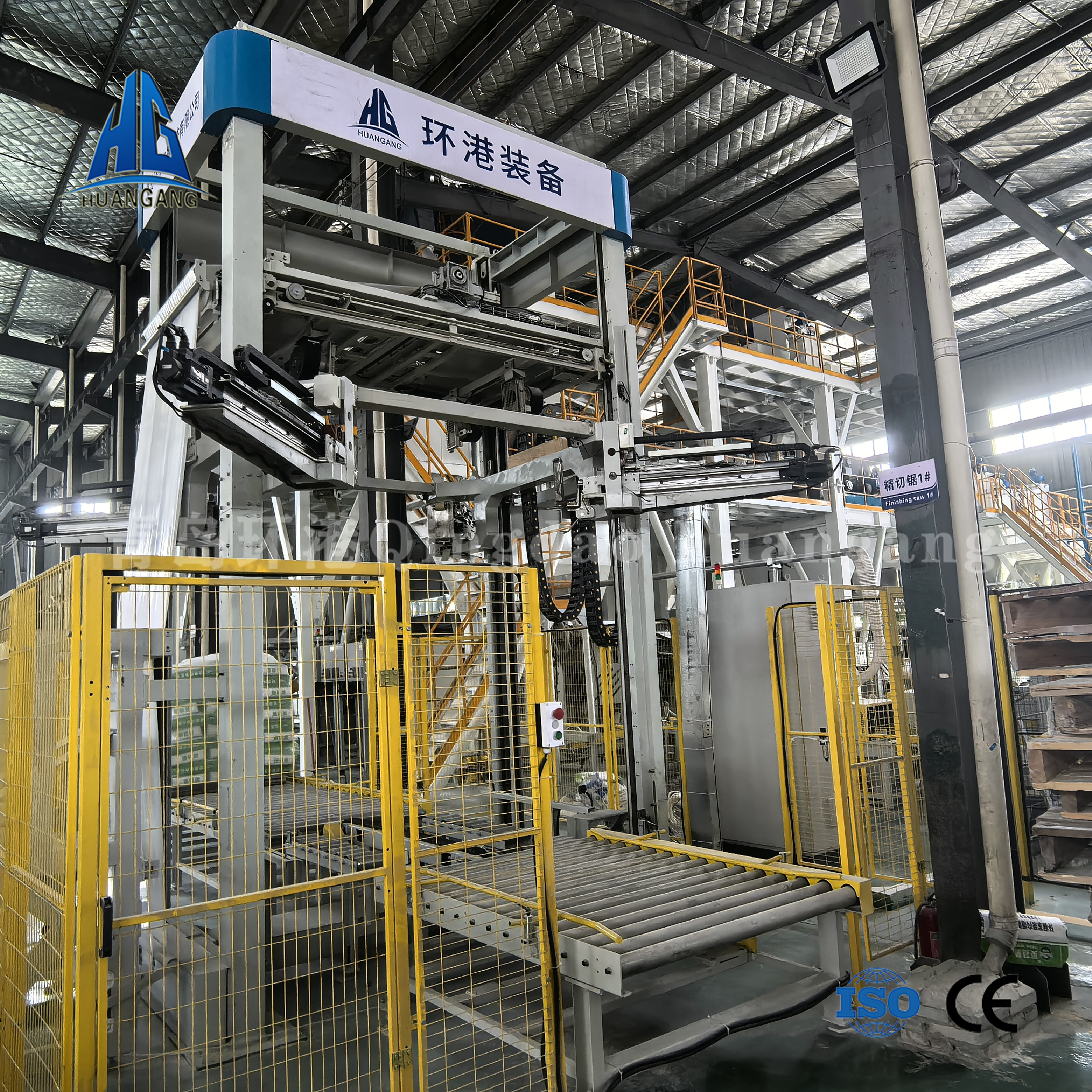 Automatic stretch film wrapping machine
